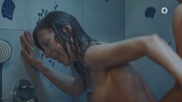 Jule_B__we_-_Tatort_-_Die_Kalten_und_die_Toten__2021__-_1080p_-_nackt.mp4_snapshot_00.27.890.jpg