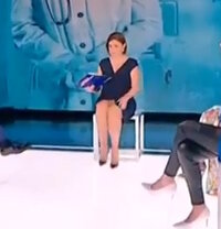 Senza calze gonna aperta.jpg