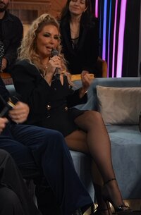 selvaggia lucarelli cosce collant tacchi minigonna milf bionda (20).jpg