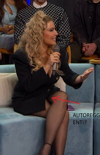 selvaggia lucarelli cosce collant tacchi minigonna milf bionda (32).jpg