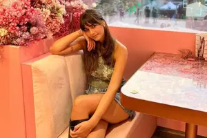 Matilde-Caressa-durante-una-festa.webp