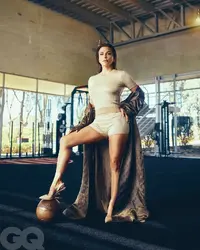 Eva Longoria no solo sabe contar historias, también sabe dónde encontrarlas. Desde el set de ...webp