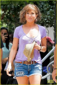 jennifer-aniston-adoring-fans-on-squirrels-to-the-nuts-set-06.jpg