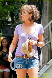 jennifer-aniston-adoring-fans-on-squirrels-to-the-nuts-set-17.jpg