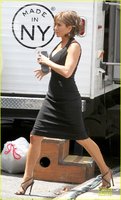 jennifer-aniston-adoring-fans-on-squirrels-to-the-nuts-set-25.jpg