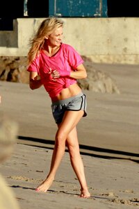 kate-hudson-on-set-of-a-photoshoot-in-malibu-11102014-1.jpg