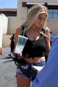 Charlotte McKinney (5).jpg