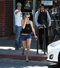kate-hudson-in-jeans-shorts-out-and-about-in-los-angeles_16.jpg