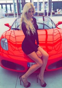 249221810_tduid300003_PaolaCarusoSexyinNerosullaFerrari_24maggio2015_FV002_122_213lo.jpg