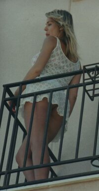Valeria Marini Oops Dal Balcone Dell'hotel Splendid-Milano Marittima-Senza Mutandine.jpg