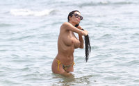 Soraja-Vucelic-Topless-On-the-Beach-Kanoni-9.jpg