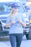 reese-witherspoon-heading-to-a-yoga-class-in-los-angeles-11-04-2015_27.jpg