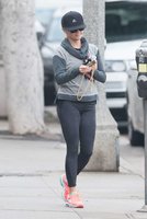 Reese-Witherspoon-in-Tights-Heading-to-yoga--03.jpg
