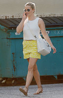 reese-witherspoon-in-yellow-shorts-out-in-brentwood-22016-8.jpg