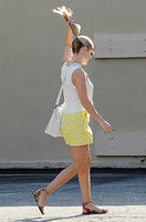 reese-witherspoon-in-yellow-shorts-out-in-brentwood-22016-11.jpg