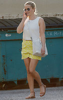 reese-witherspoon-in-yellow-shorts-out-in-brentwood-22016-16.jpg