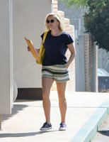 Reese-Witherspoon-in-Shorts--04.jpg