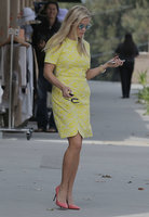 Reese-Witherspoon-in-Yellow-Dress-Shopping--07.jpg