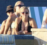 Reese-Witherspoon-in-Black-Swimsuit--13.jpg