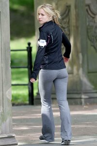 0522_kristen_bell_rome_01.jpg