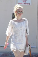 elle-fanning-out-and-about-in-los-angeles-160_7.jpg