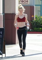 elle-fanning-in-spandex-and-tank-top-at-a-gym-in-los-angeles_6.jpg