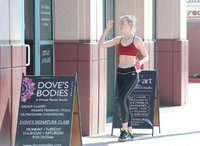 elle-fanning-in-spandex-and-tank-top-at-a-gym-in-los-angeles_26.jpg