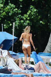 Kate-Hudson-in-White-Bikini-2016--14.jpg