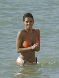 HalleBerryOnTheSetOfJamesBondDieAnotherDayInSpain (15).jpg