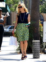 reese-witherspoon-out-shopping-in-los-angeles-62416-4.jpg