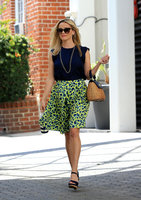 reese-witherspoon-out-shopping-in-los-angeles-62416-18.jpg
