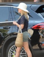 reese-witherspoon-leaves-montage-hotel-in-beverly-hills-08-24-2016_3.jpg