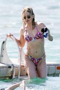 Kate-Hudson-in-Bikini-2017--05.jpg