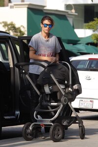elisabetta_canalis_out_for_lunch023.jpg