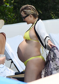 77239229_hqcelebcorner-6.jpg