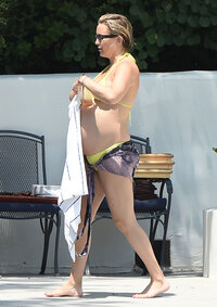 77239373_hqcelebcorner-16.jpg