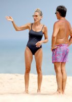 sarah-jessica-parker-in-a-swimsuit-at-the-beach-in-the-hamptons-07-07-2019-11.jpg