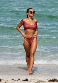 115426552_hqcelebcorner-26.jpg