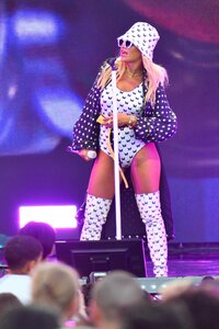 121347063_hqcelebcornernar_49.jpg