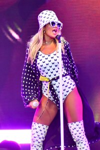 121347044_hqcelebcornernar_47.jpg
