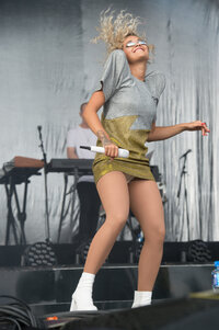 127379589_hqcelebcorner_06.jpg