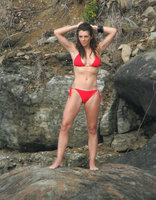 elizabeth hurley in bikini rosso 02.jpg