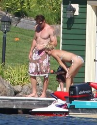 kate hudson in bikini 02.jpg