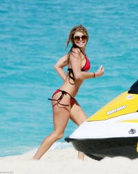 fergie in bikini rosso 05.jpg