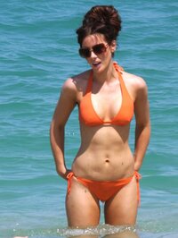 kate beckinsale in bikini arancione 04.jpg