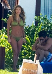 fergie in bikini 06.jpg