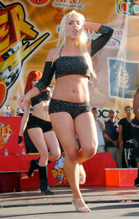 brooke hogan in concerto 04.jpg