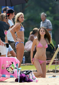 laura vandervoort in hawaii 05.jpg