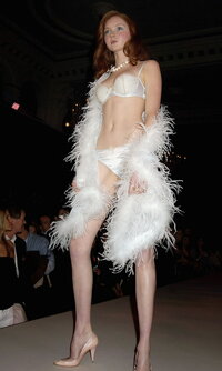 lily cole in sfilata 02.jpg