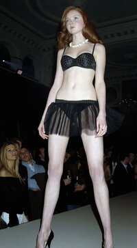 lily cole in sfilata 06.jpg
